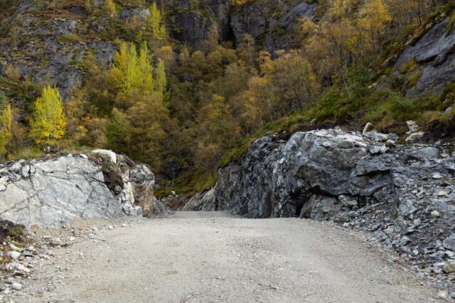 Ved bygging av enkel traktorveg skal vegen tilpasses terrenget. Da skal man gå rundt fjellet og ikke sprenge seg gjennom som ved Helgaland.