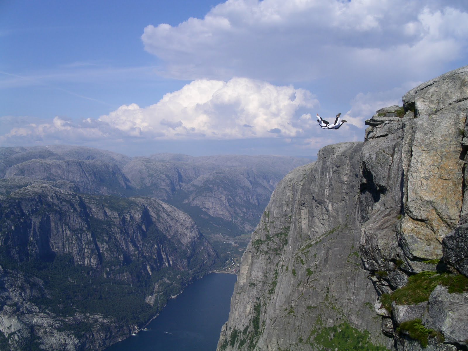 Kjeragplatået er et populært turmål blant annet av basehoppere. Foto: Cliffs & Canyon