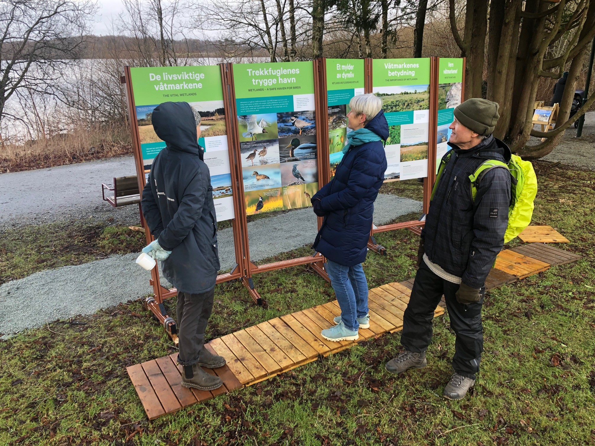 Stor interesse for våtmarksutstillingen ved Mostun. Foto: Erik Thoring